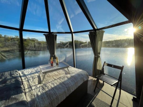 Aurora Hut - luksusmajoitus iglu tunturilammella Pohjois-Lapissa Nuorgamissa Nuorgam 